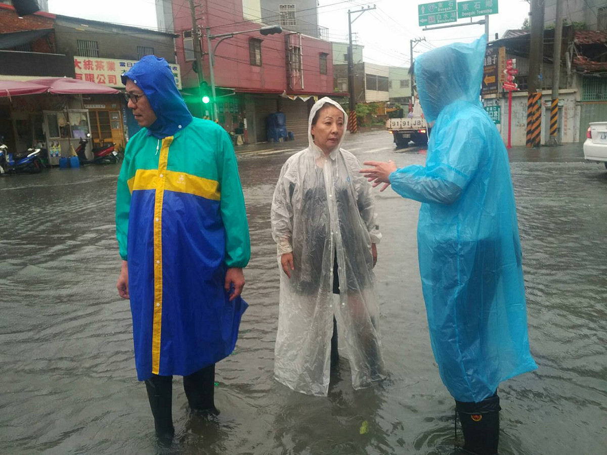海棠颱風挾帶驚人西南氣流，短短24小時內就為嘉義縣沿海地區倒下200多公厘的雨量。造成水淹處處。 圖：取自張花冠臉書