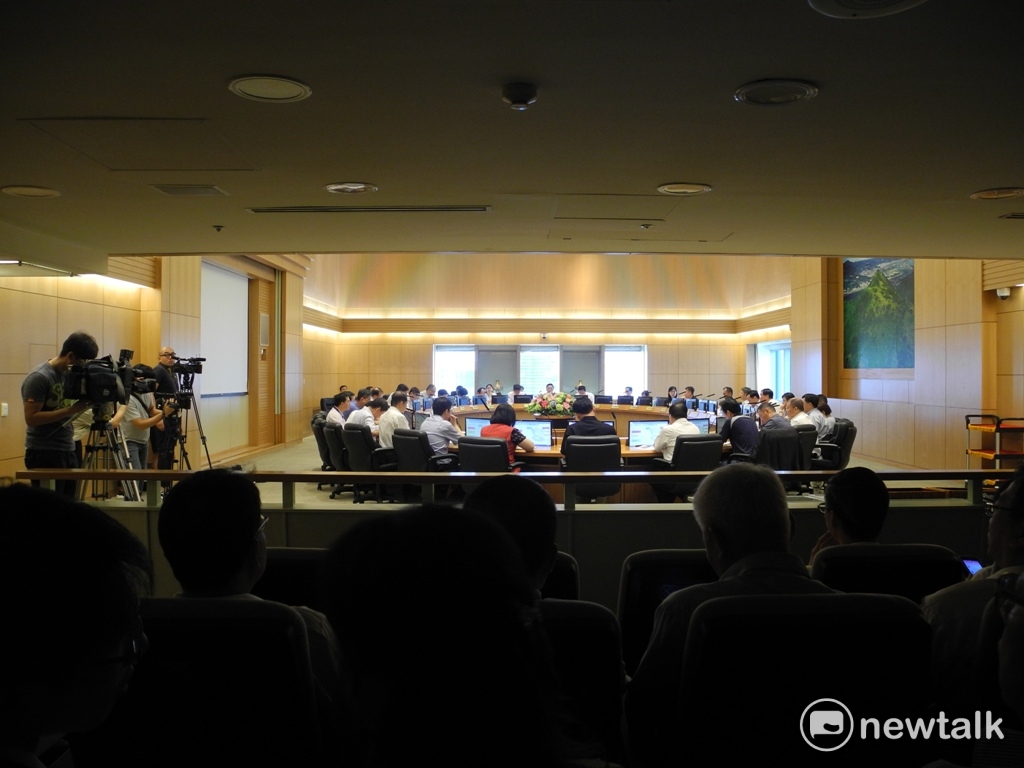 新北市府上午市政會議，除了播音系統壞掉，區長座位區的電燈也一度關掉。朱立倫開玩笑：「現在是配合中央政策關掉電源嗎？」 圖：王峻昌／攝