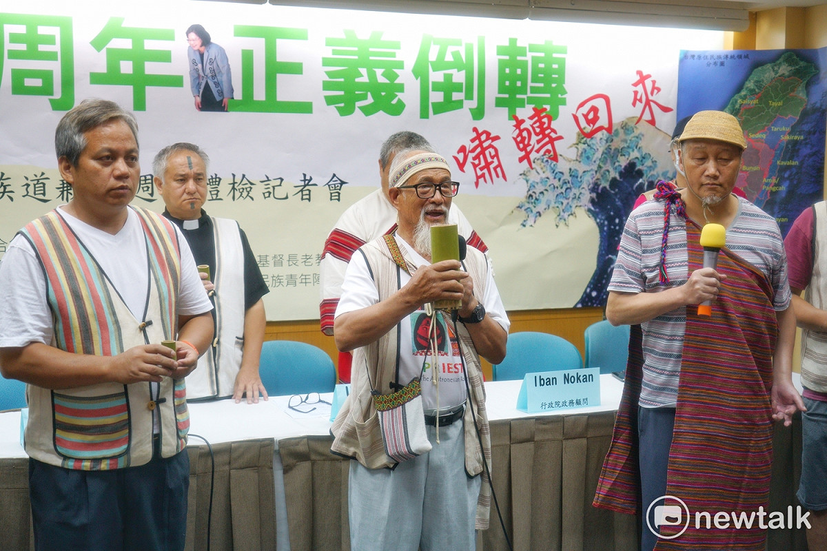 原住民族議會聯合行動今（1）天在一周年特別召開記者會，一開始由耆老們舉行Sbalay（和解）儀式。 圖：常日豪／攝