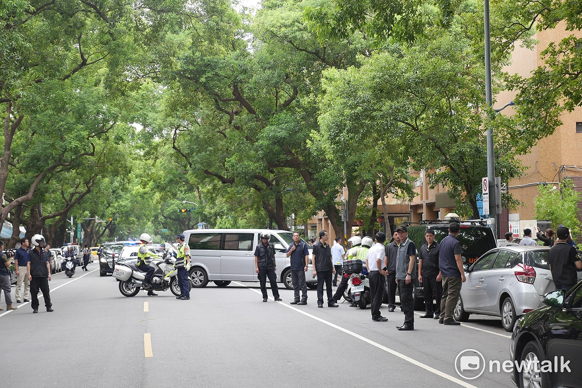 10時許，乘載蔡英文的專車陸續直接開進會議現場，無停留片刻。 圖：趙婉淳／攝