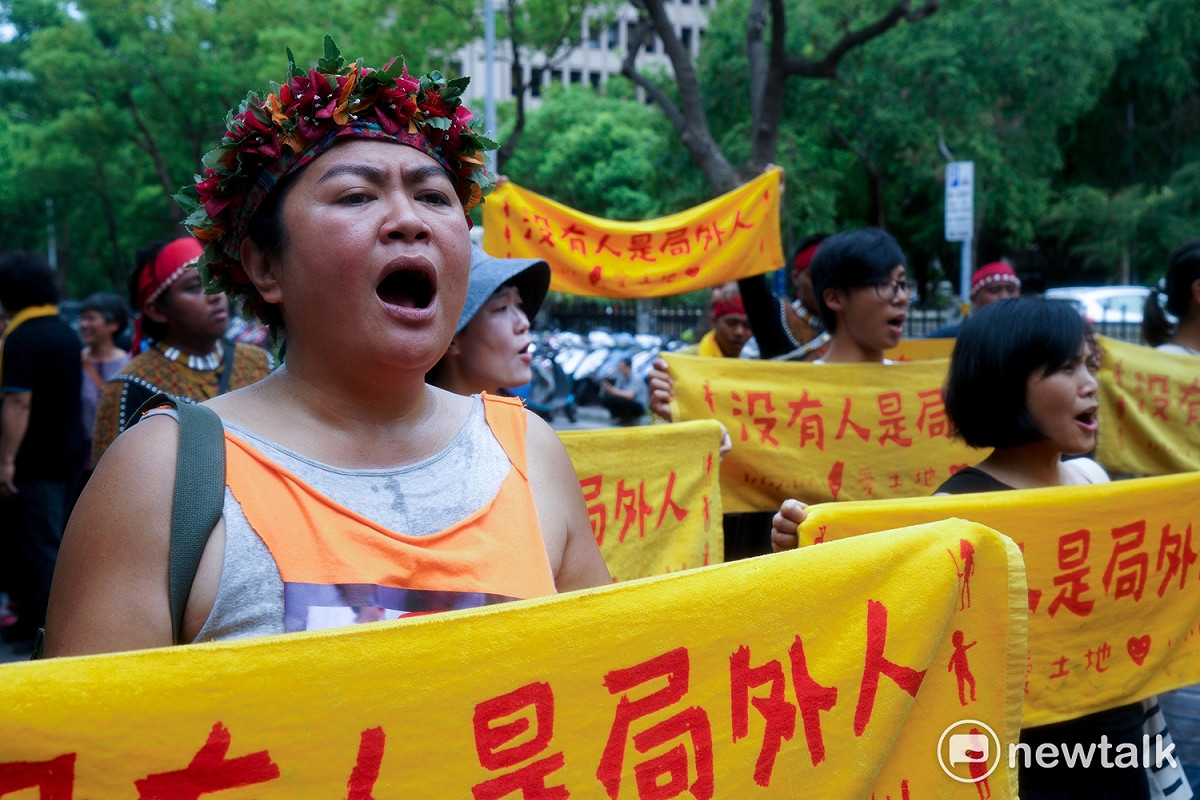 蔡英文總統上午出席全國原住民族行政會議，原民團體提前在外陳抗，去年曾受邀至蔡英文就職典禮上演唱的歌手巴奈深深感到受騙，她說，原住民日前在凱道陳情夜宿160天，然「蔡英文似乎都聽不到」。 圖：常日豪／攝