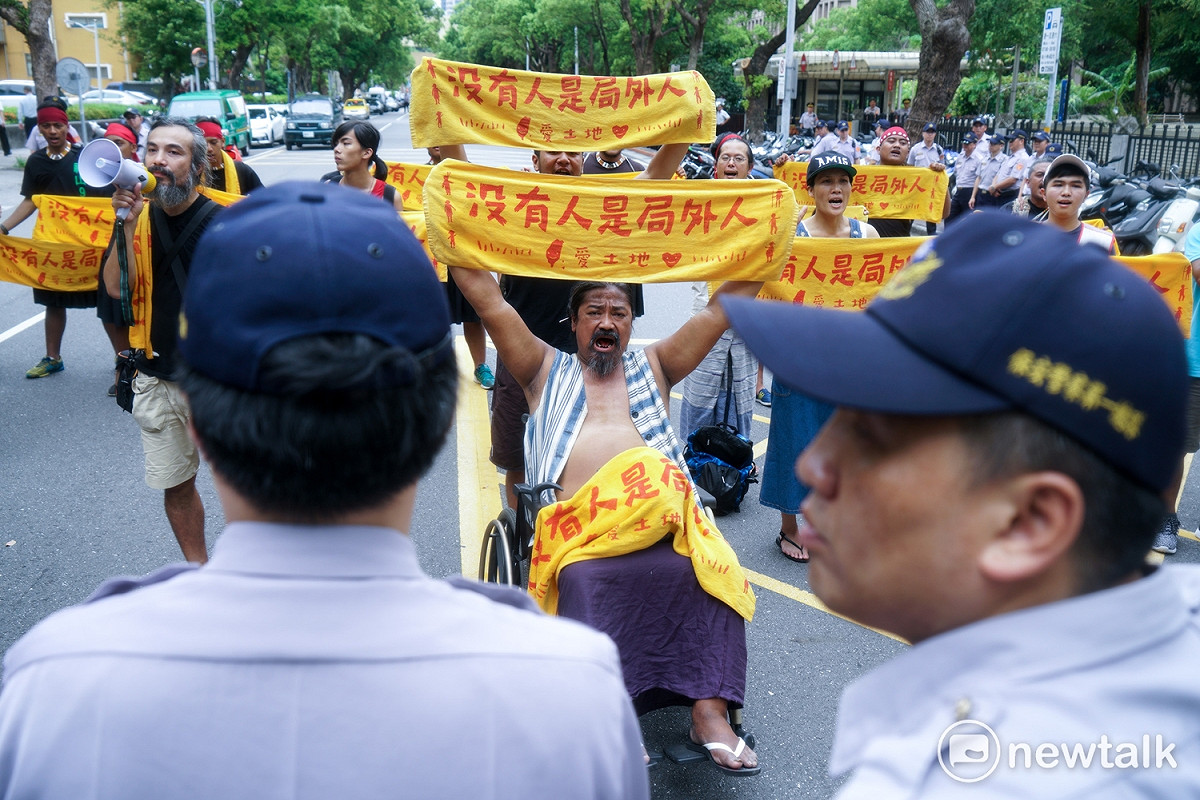 蔡英文總統上午出席全國原住民族行政會議，原民團體提前在外陳抗，高喊「傳統領域要完成，說改就改，不要再騙！」 圖：常日豪／攝