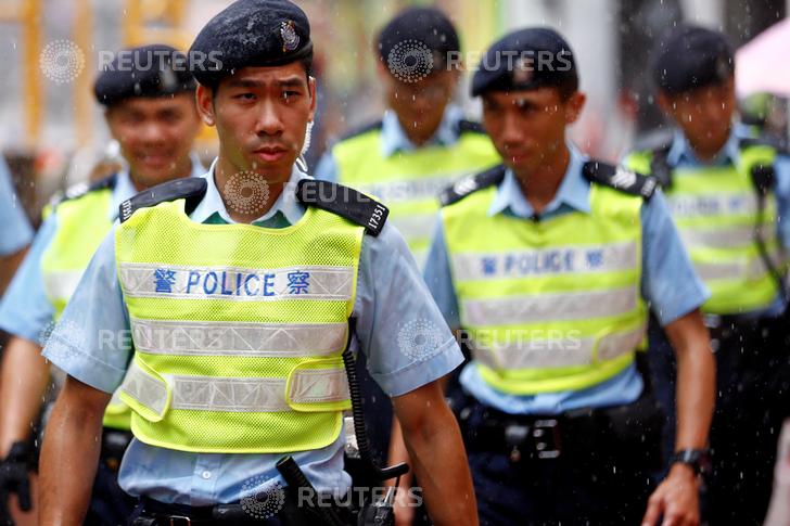 一名羅姓深圳大學女學生到香港旅遊失蹤，三天後，香港警方宣布，羅女因偷竊已經被逮捕。圖為7月1日紀念香港回歸中國20年遊行現場，負責維持秩序的警察。 圖：達志影像／路透社