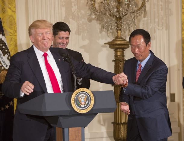 美國總統川普（左）在7月27日記者會上致詞前，先與鴻海董事長郭台銘（右）握手，發言時稱2人是好朋友。  圖：達志影像/美聯社資料照片