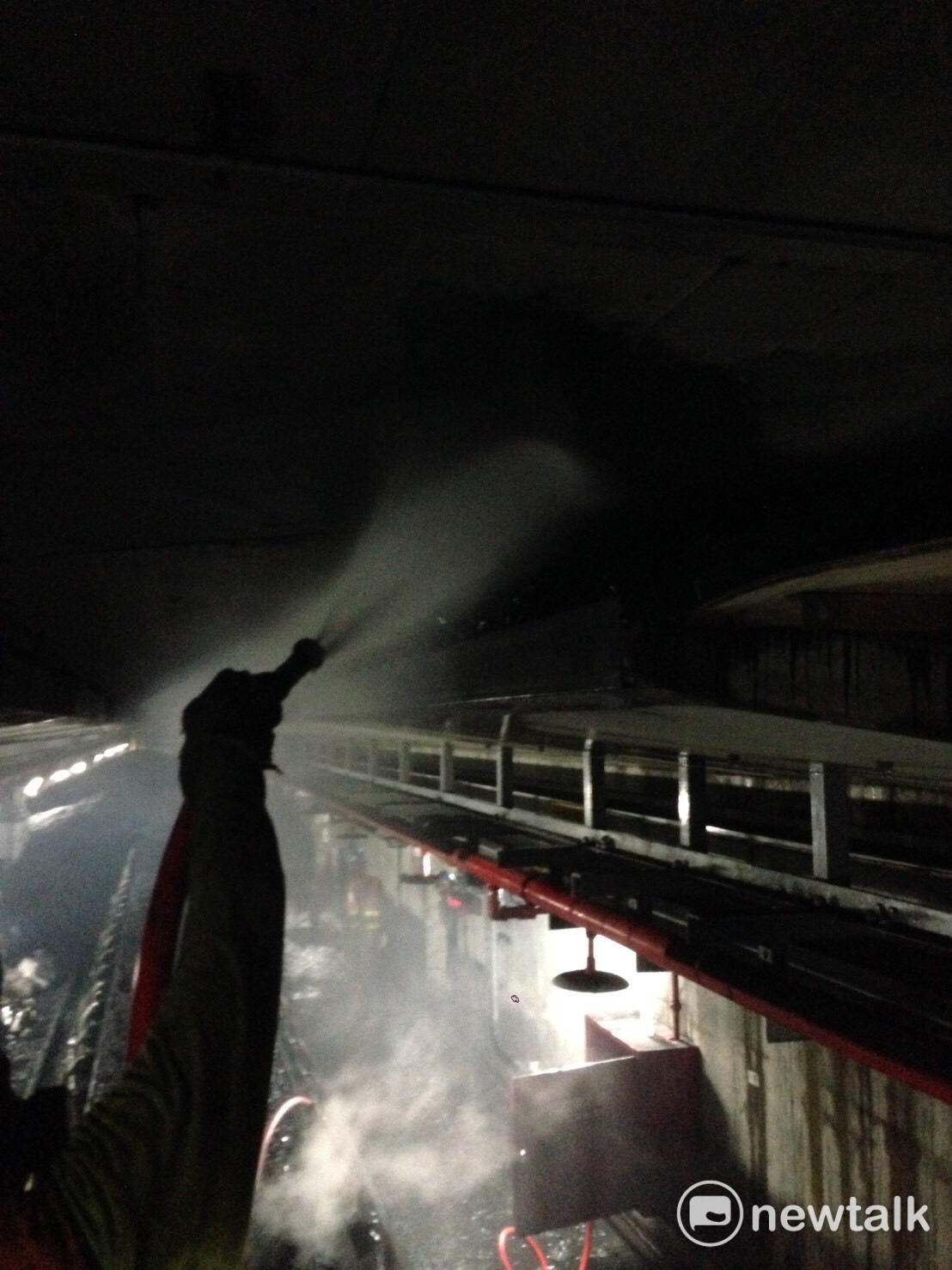 林口火力發電廠煤倉失火迄今兩天，只有廠內人員進行滅火作業，還是無法將悶燒中的火苗撲滅。 圖 : 讀者 / 提供