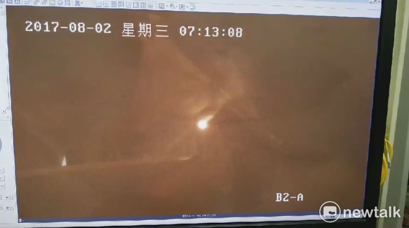 林口火力電廠在從今天上午7時13分的監視器影片，顯示火光閃爍煙霧瀰漫。 圖 : 讀者 / 提供
