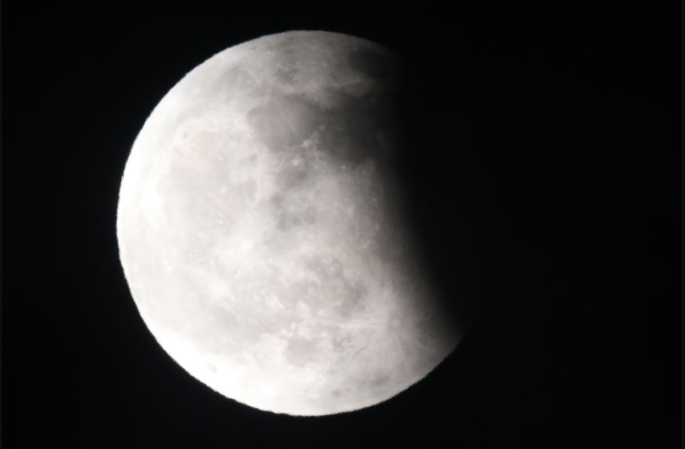 下周一（8/7）接近午夜時會出現難得一見的月偏食，讓原本皎潔的滿月少去一角 圖：台北市立天文科學教育館