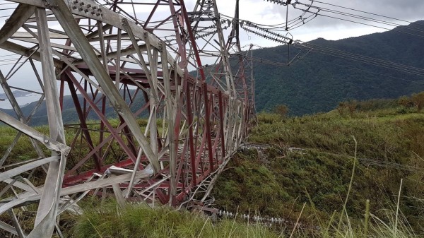 和平電廠輸電塔倒塌，導致全台供電吃緊。 圖：新頭殼資料庫
