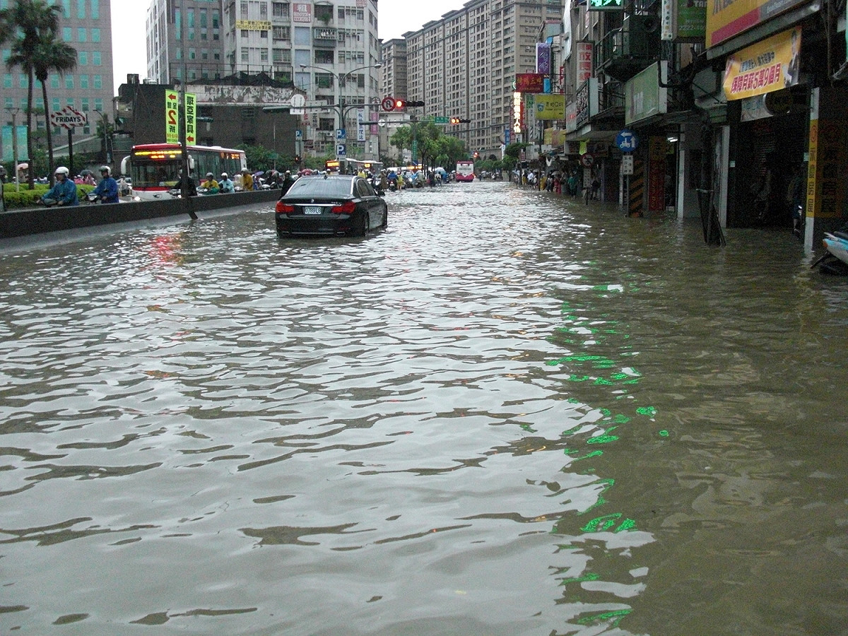 雙颱夾擊造成屏南地區多處淹水，屏縣府提醒受災戶檢具證明，進行減免稅申請。 圖：flickr