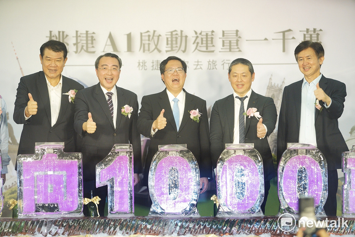 桃園市長鄭文燦（中）今（2）日下午出席機捷啟動運量千萬記者會。 圖 : 常日豪 / 攝