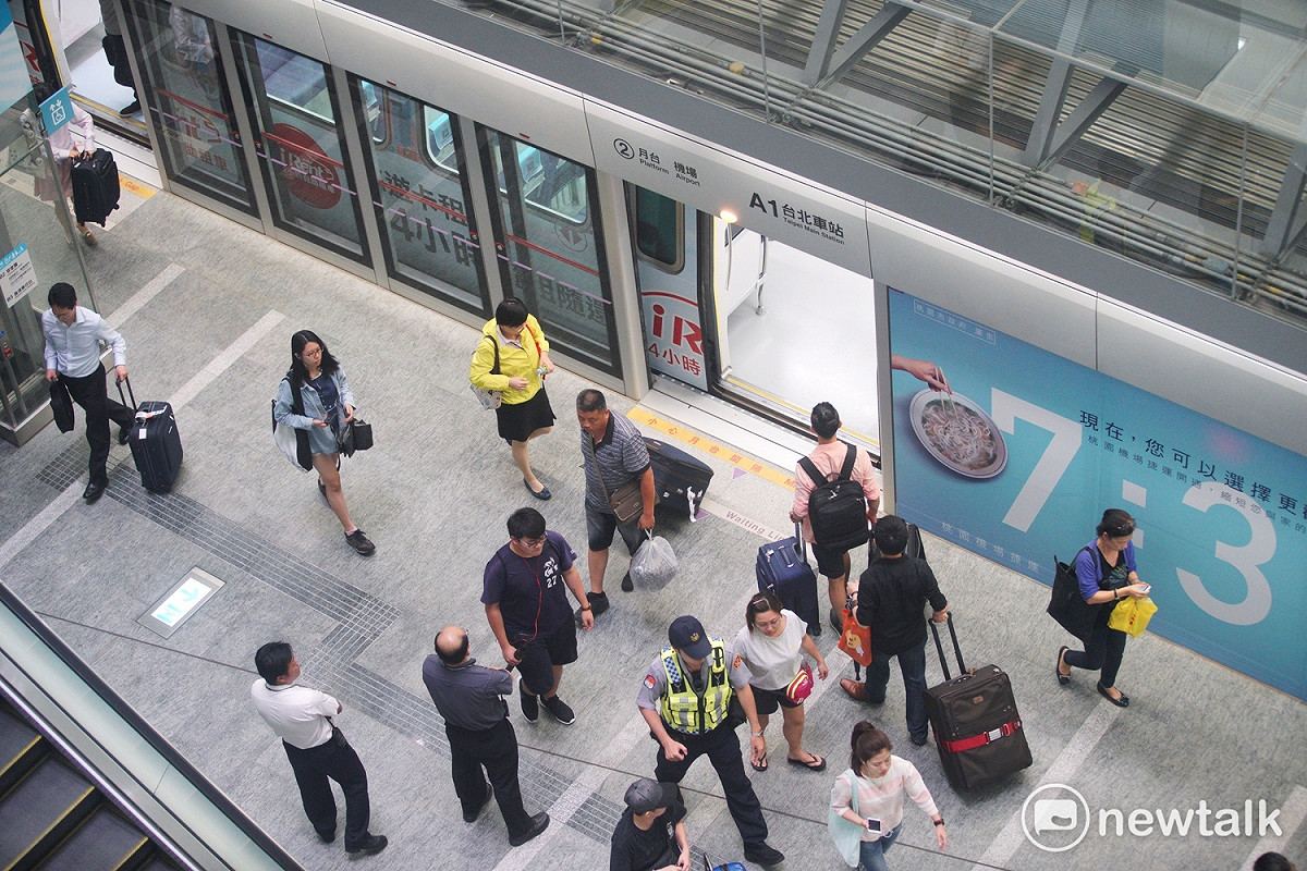 桃園機場捷運通車民眾。 圖 : 常日豪 / 攝