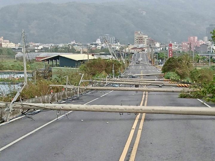 7月30日尼莎颱風來襲，宜蘭路燈倒一排。 圖：翻攝自經濟部臉書