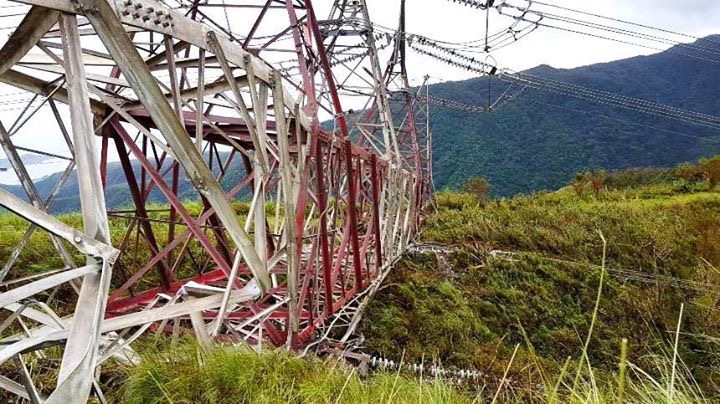 7月29日尼莎颱風來襲，造成和平電廠一座輸電塔倒塌，導致電力無法外送，減少約130萬瓩供電能量。 圖：翻攝自經濟部臉書