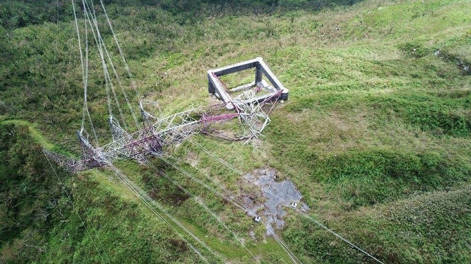 7月29日尼莎颱風來襲，造成和平電廠一座輸電塔倒塌，導致電力無法外送，減少約130萬瓩供電能量。 圖：翻攝自經濟部臉書