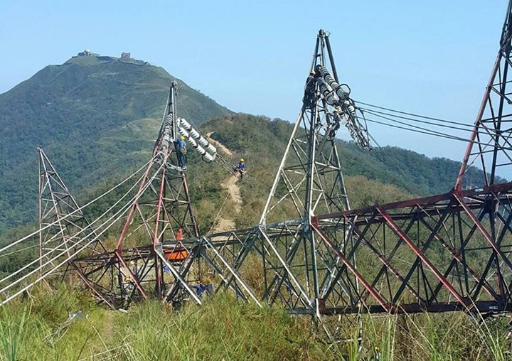 7月29日尼莎颱風來襲，造成和平電廠一座輸電塔倒塌，導致電力無法外送，減少約130萬瓩供電能量。 圖：翻攝自經濟部臉書