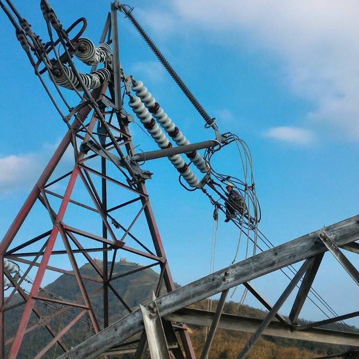 7月29日尼莎颱風來襲，造成和平電廠一座輸電塔倒塌，導致電力無法外送，減少約130萬瓩供電能量。 圖：翻攝自經濟部臉書