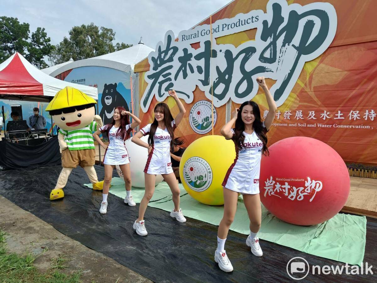 樂天女孩們的熱舞帶動現場氣氛。  圖：唐復年/攝