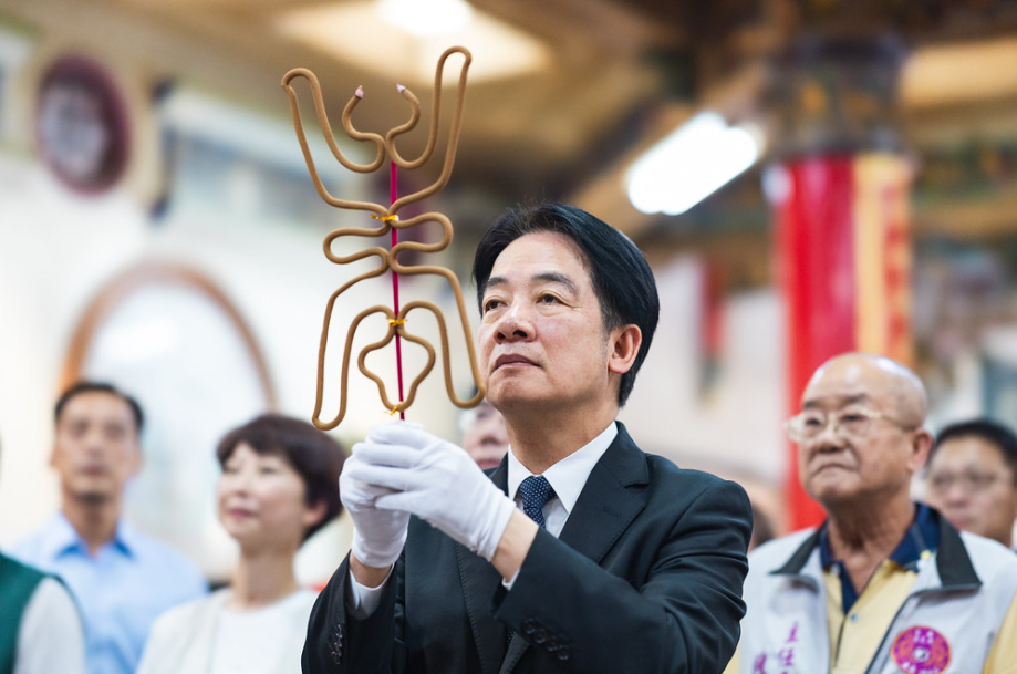 總統賴清德赴麻豆代天府參香。 圖：總統府/提供