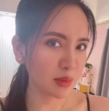 涉嫌自導自演將粉紅色保時捷貼滿衛生棉的范姓女子。 圖 : 翻攝自HANA哈娜IG