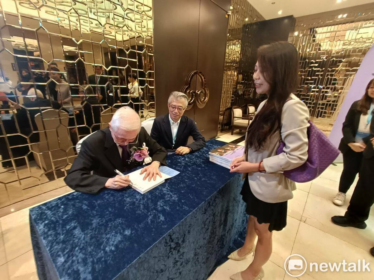 王國明舉行回憶錄簽書會。 圖：唐復年/攝