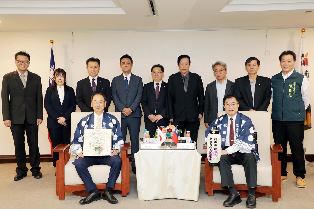 日本秋田市穗積志市長與台南市黃偉哲市長簽署交流合作合意書，該市並將把原汁原味的「秋田竿燈祭」移師台南「2024南瀛國際民俗藝術節」，秋田竿燈祭為日本東北三大祭之一，已有270年歷史，高聳的竿燈十分壯觀。 圖：台南市政府/提供