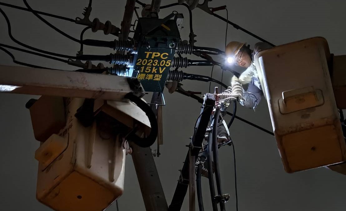 台電人員連夜進行搶修，力拼早日全數復電。 圖：高雄市政府提供