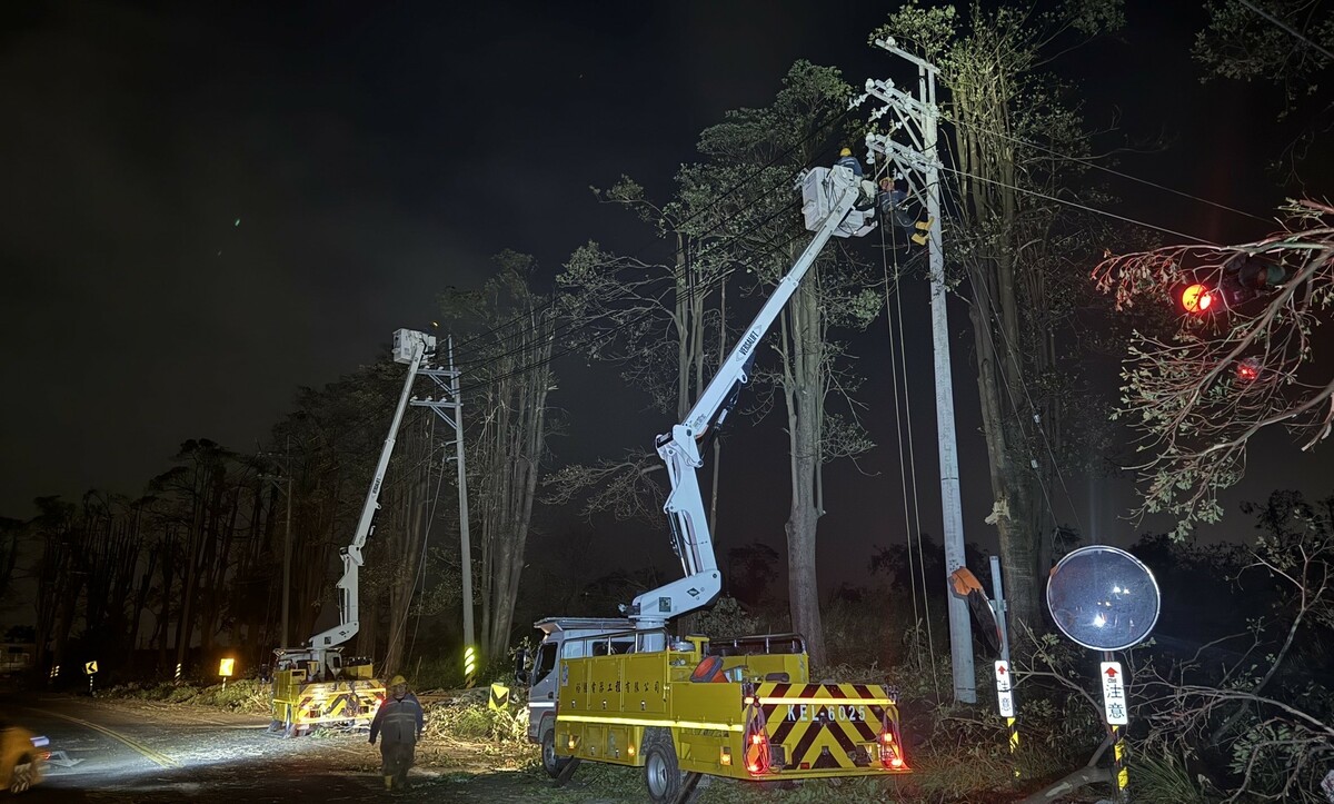台電人員連夜進行搶修，力拼早日全數復電。 圖：高雄市政府提供