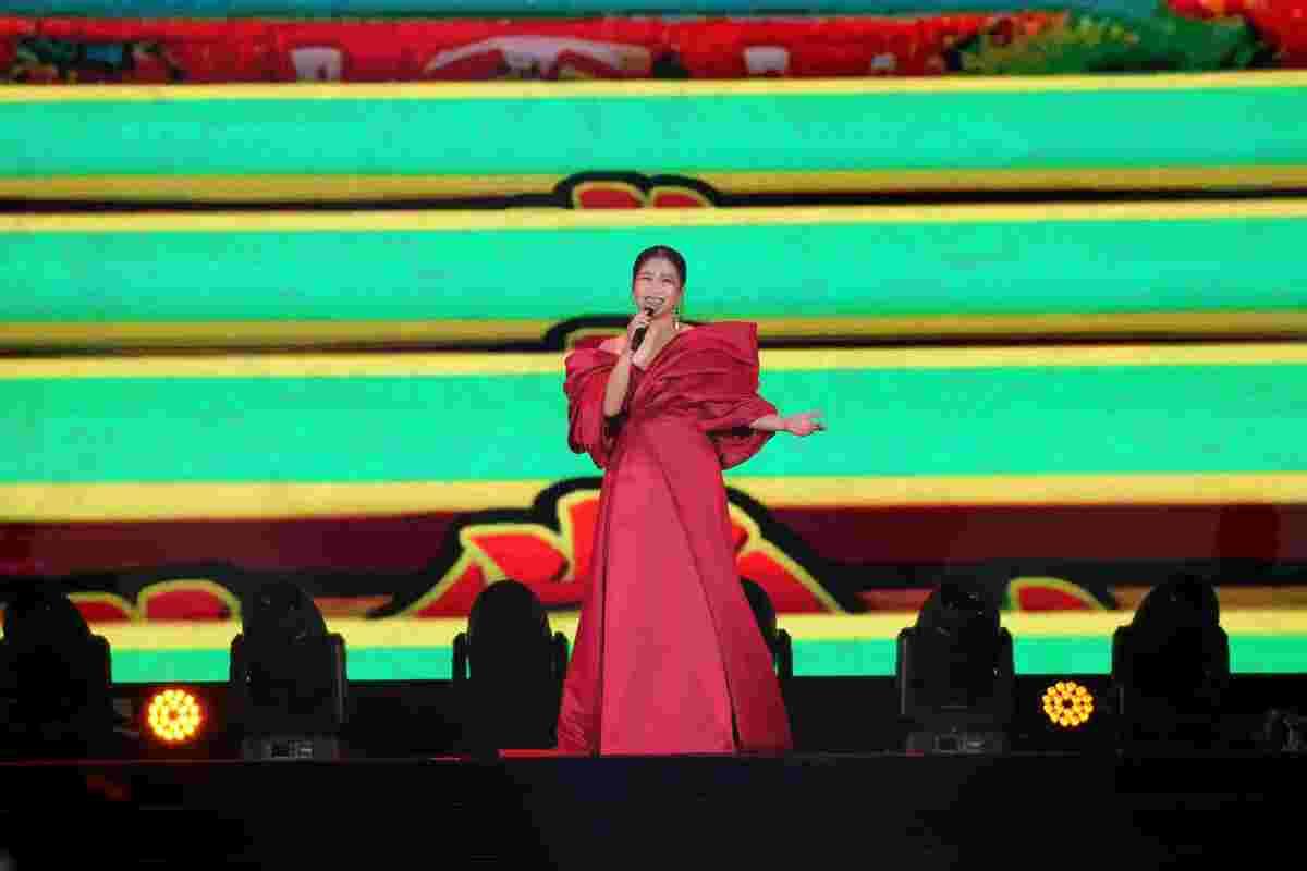 金曲台語歌后黃妃盛裝登台獻唱。 圖:台北市觀傳局提供
