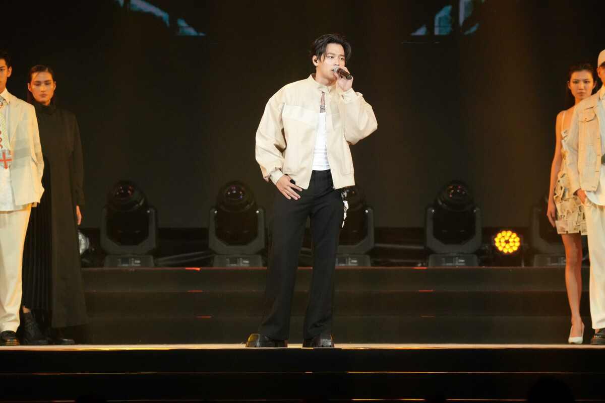 歌手高爾宣（前中）在表演節目「文化盛綻 永續新篇」中登台獻唱。 圖:台北市觀傳局提供