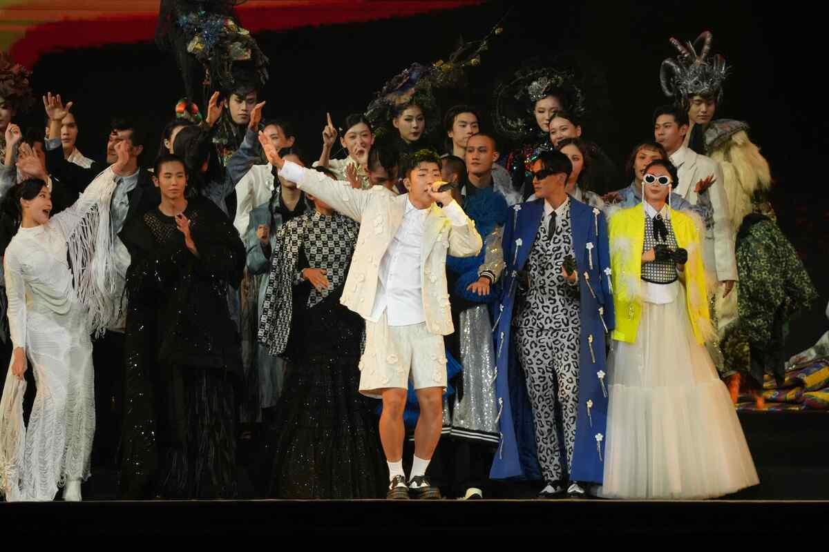歌手王ADEN（前中）應邀登台獻唱。 圖:台北市觀傳局提供