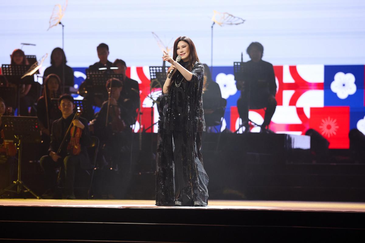 天后江蕙在國慶晚會重現金曲「甲你攬牢牢」、「家後」，並邀全場合唱「甜蜜蜜」。 圖：台北市觀傳局／提供