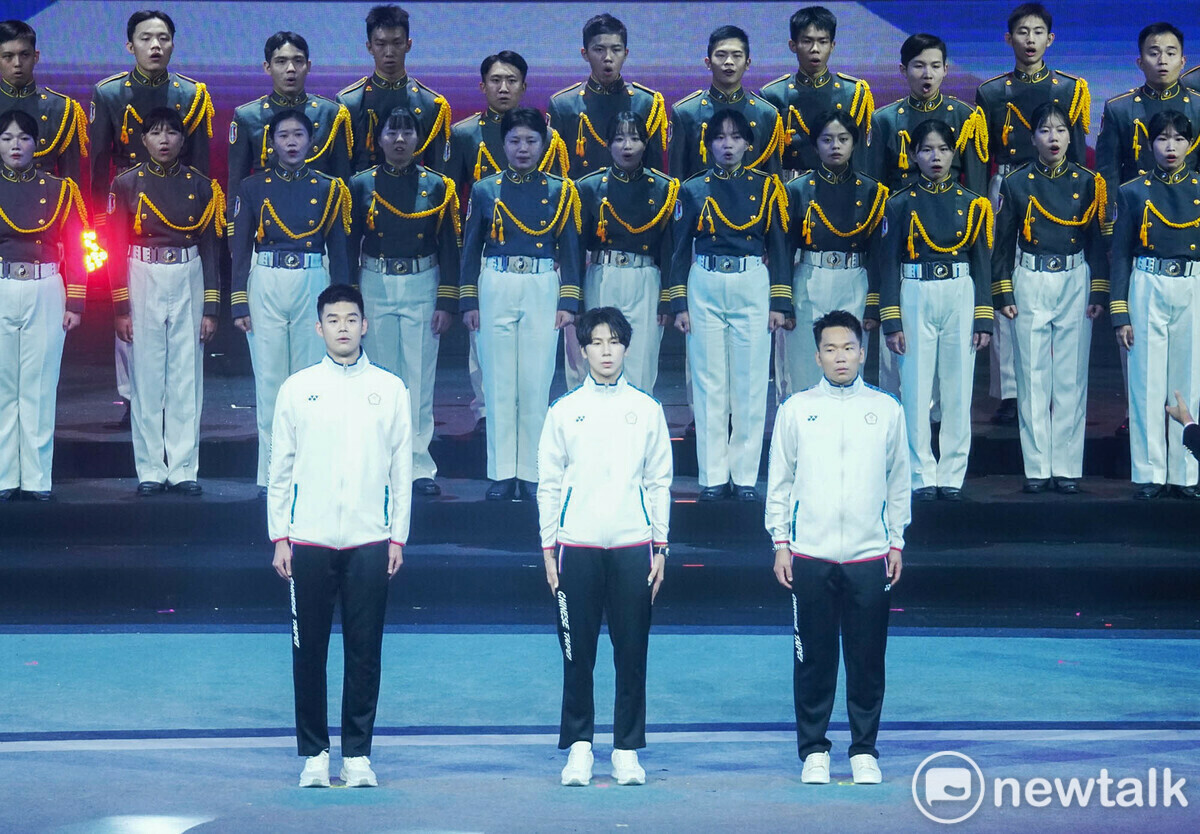 2024巴黎奧運羽球男子雙打金牌選手齊麟與李洋、女子拳擊金牌選手林郁婷與軍事院校學生共同帶領全場兩萬名觀眾齊唱中華民國國歌、國旗歌。 圖：張良一/攝