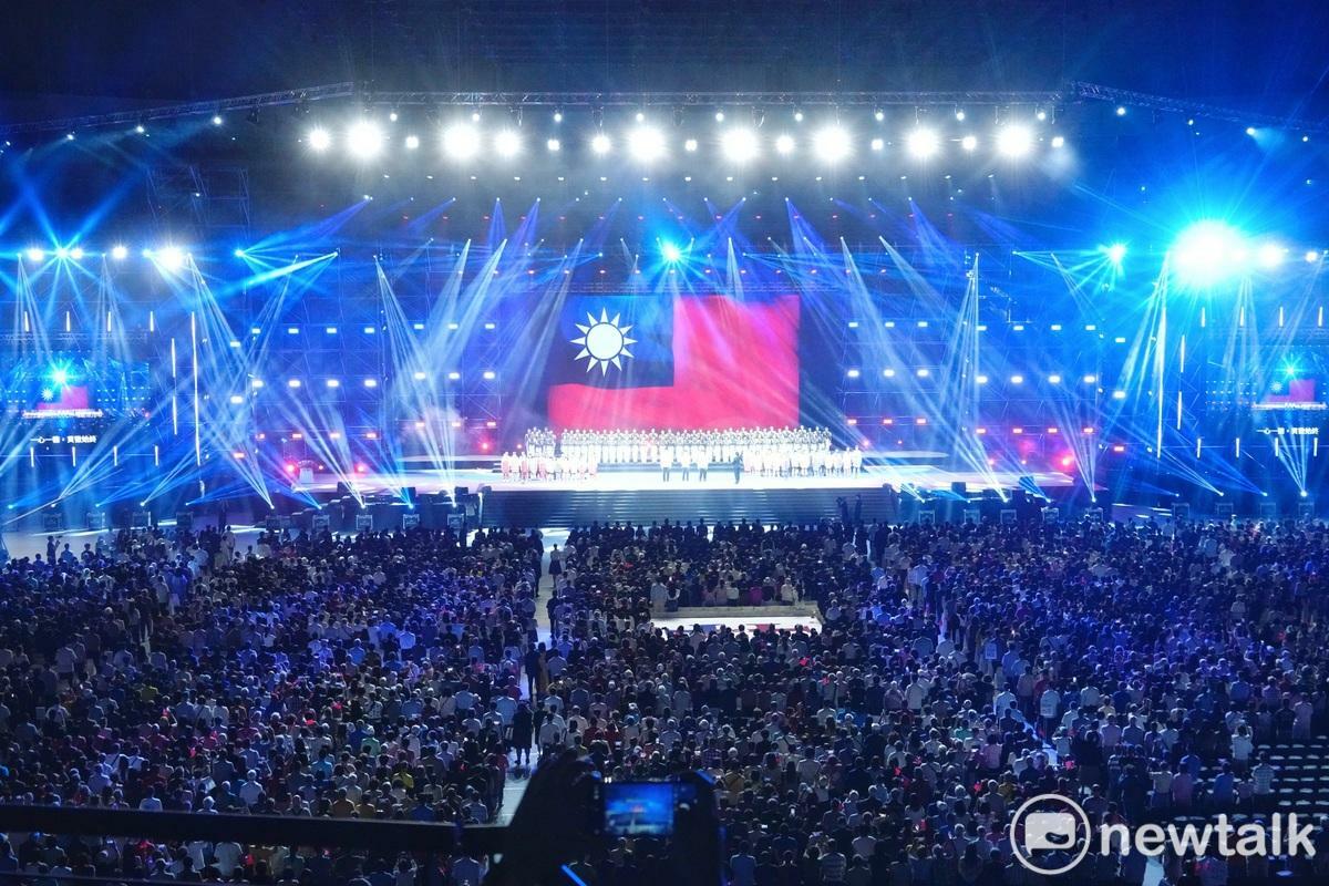 國慶晚會首次在台北大巨蛋舉行， 圖為2024巴黎奧運羽球男子雙打金牌選手齊麟與李洋、女子拳擊金牌選手林郁婷與軍事院校學生共同帶領全場兩萬名觀眾齊唱中華民國國歌、國旗歌。 圖：張良一/攝