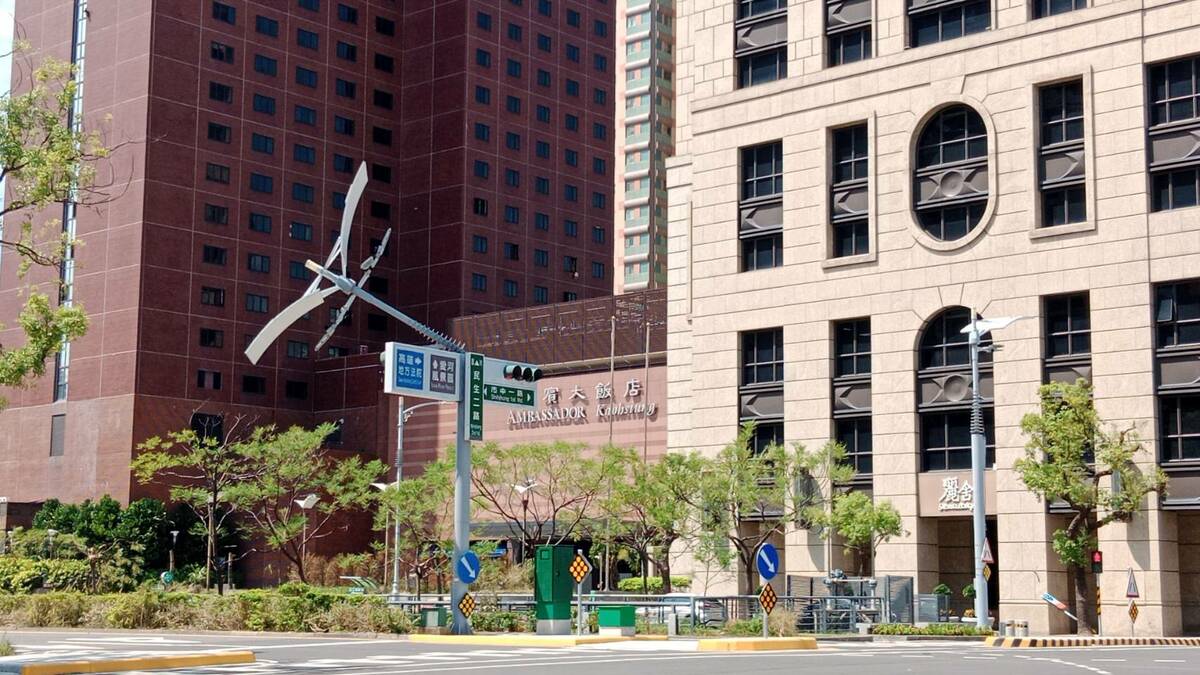 民生二路與市中一路安全島的路燈也被強風吹到折腰。 圖：孫家銘攝