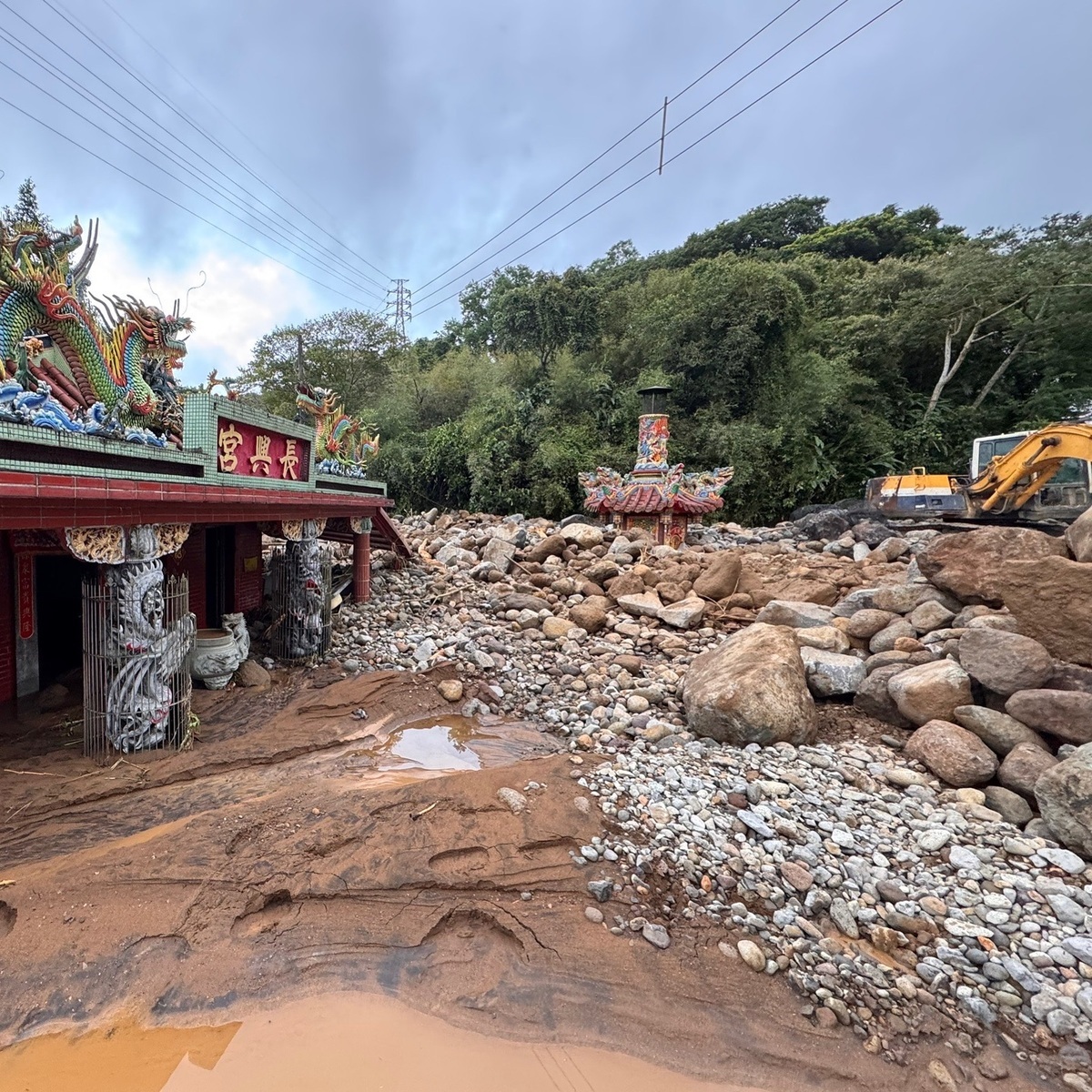 豪雨重創金山，大雨造成的土石流將金山長興宮淹沒。 圖：翻攝自浪金山臉書