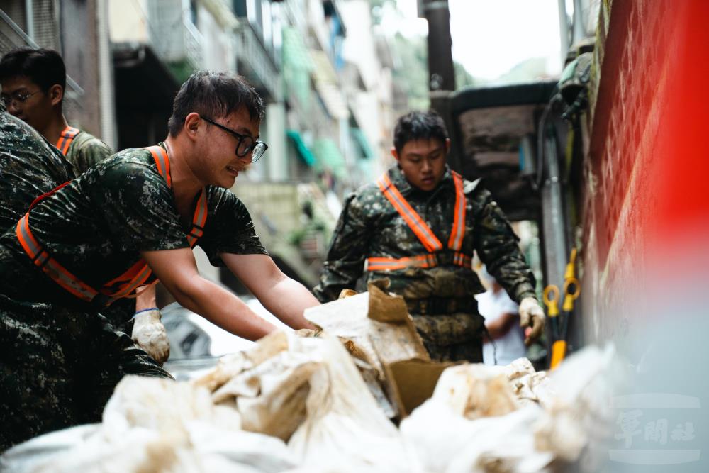 關指部派遣兵力協力民眾清淤重建家園。 圖/軍聞社