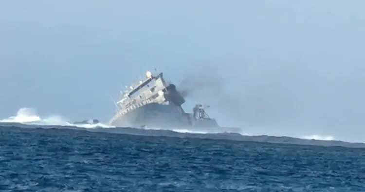 紐西蘭軍艦馬納瓦努號（HMNZS Manawanui）於薩摩亞附近擱淺沉沒。 （圖／翻攝自X）