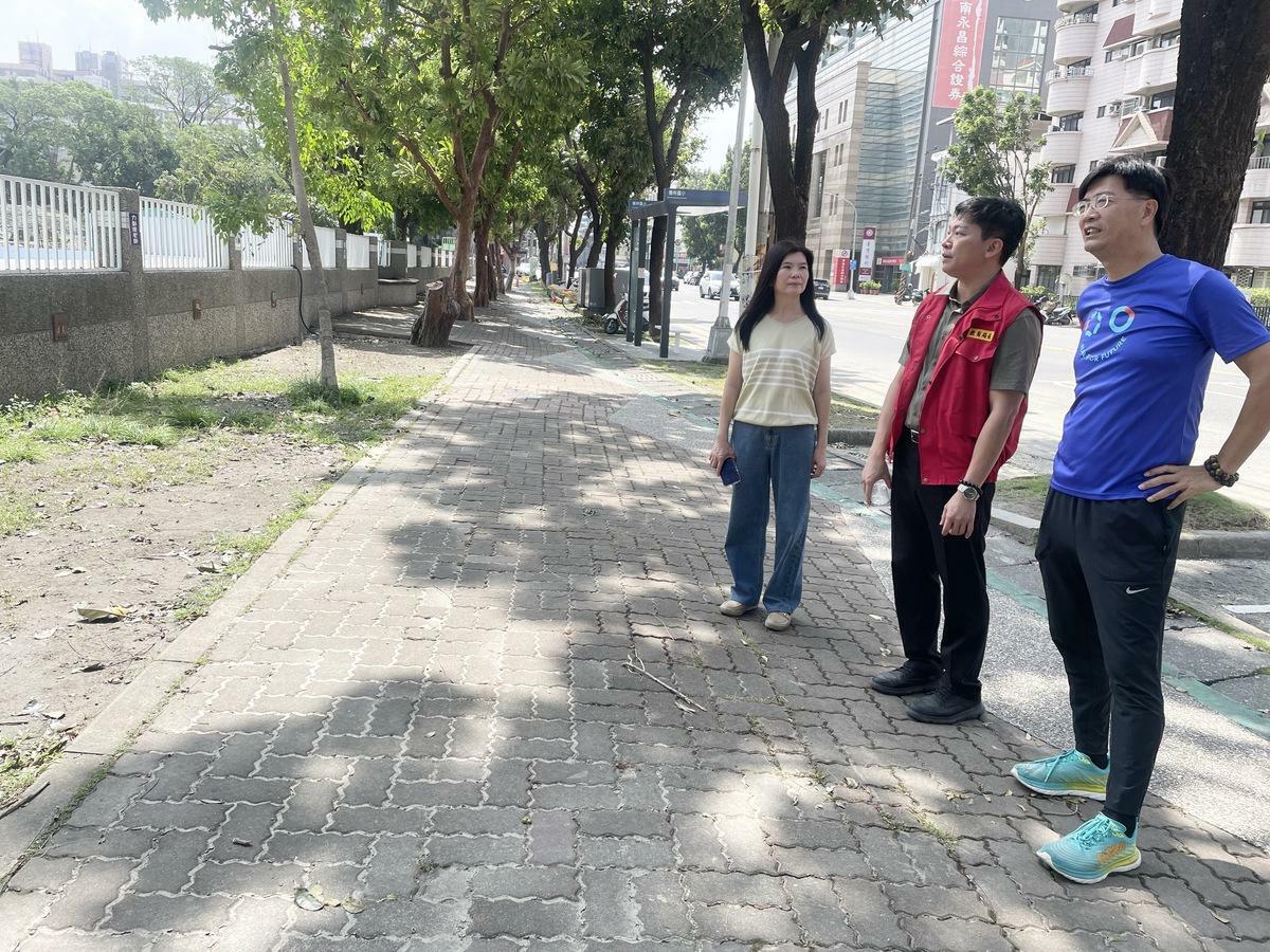 吳立森(右二)視察颱風後校園清理情形。 圖：高雄市教育局／提供