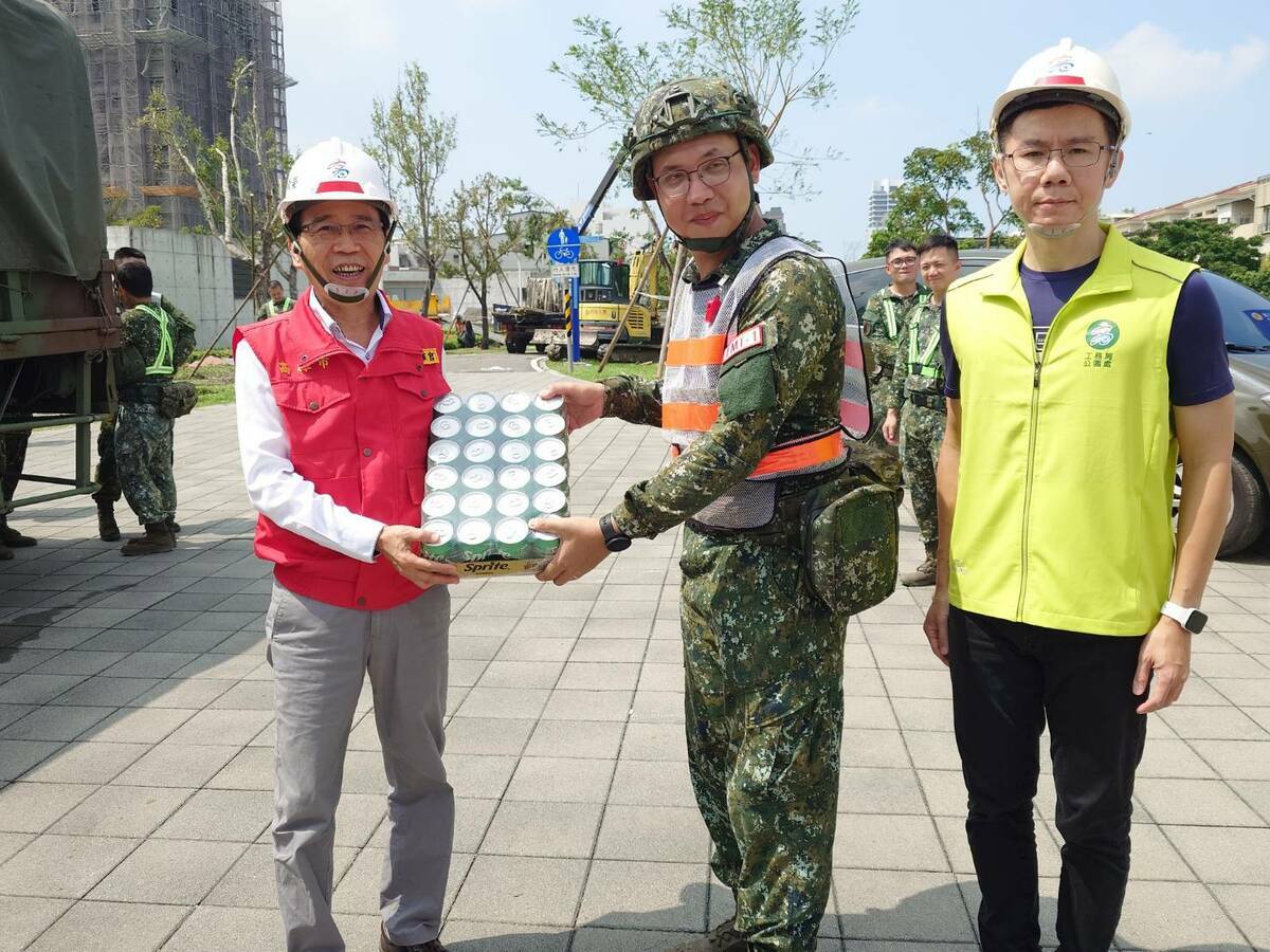 林欽榮(左)以飲品慰勞施工團隊及國軍弟兄。 圖：高雄市工務局／提供