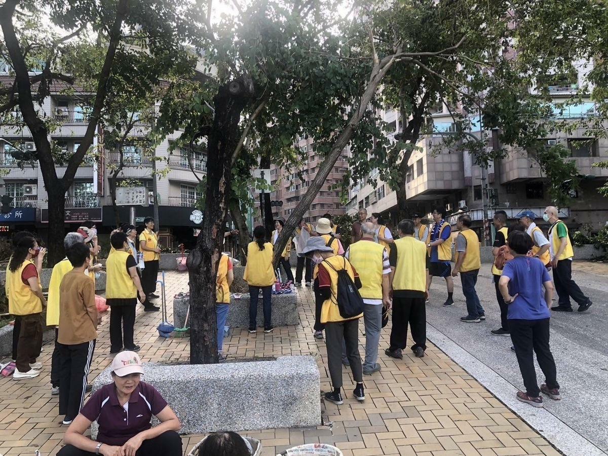河堤社區發展協會志工主動參與垃圾落葉撿拾作業。 圖：高雄市工務局／提供