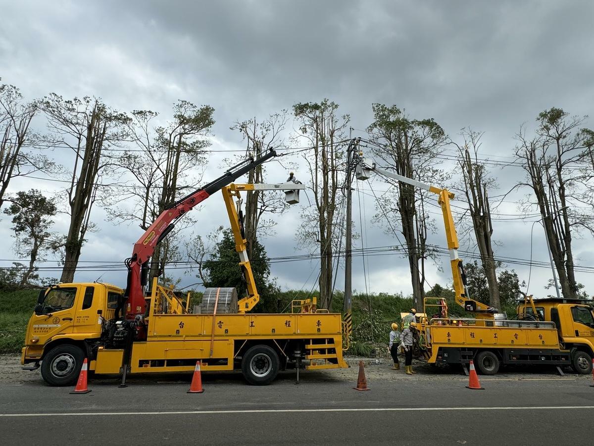 台電全力搶修高雄電力中。 圖：台電／提供