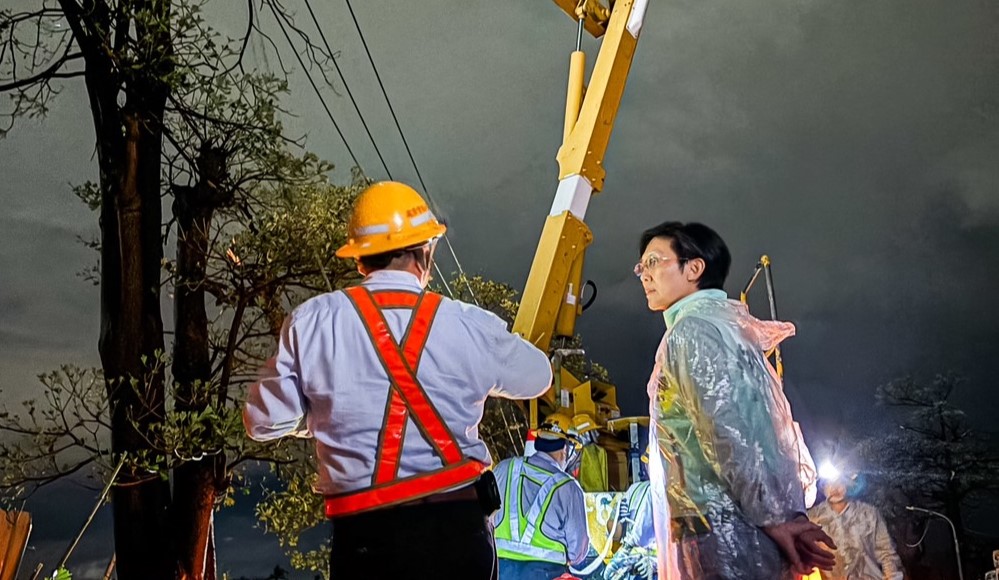 林岱樺(中)關心電力搶修情形。 圖：林岱樺服務處／提供