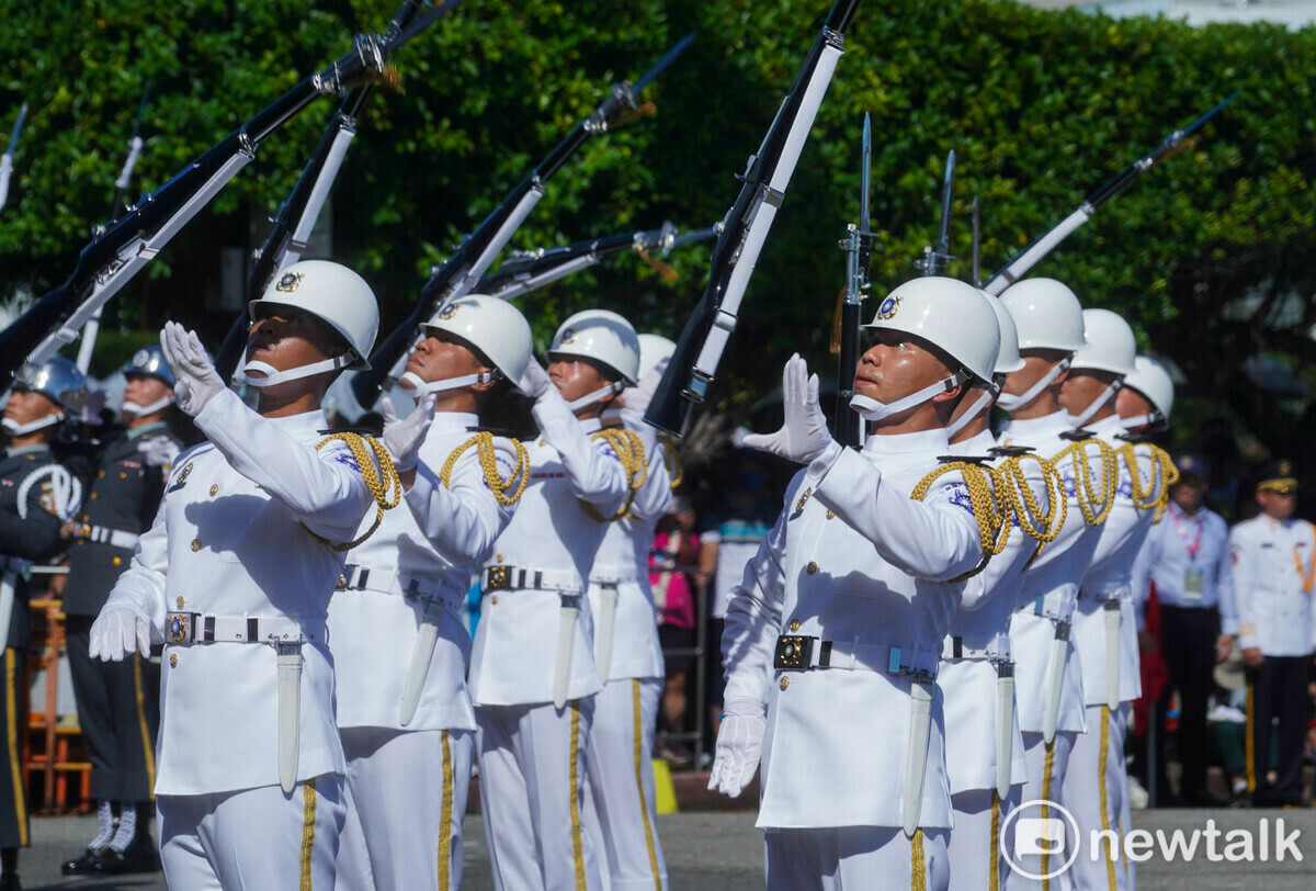 國軍三軍儀隊隊員頂著大太陽在總統府前演出，不少儀隊隊員臉上滿滿都是汗水。 圖：張良一/攝