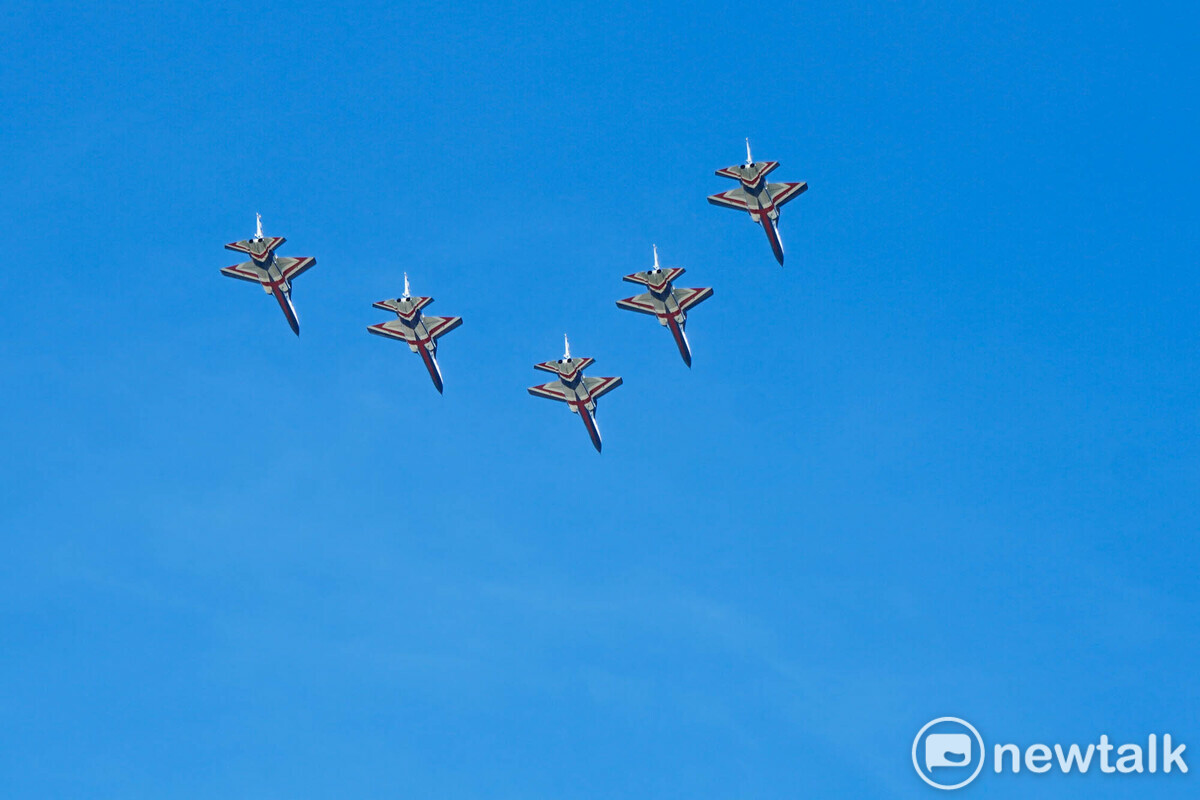 空軍勇鷹高教機以大雁隊形方式從總統府上空衝場。 圖：張良一/攝