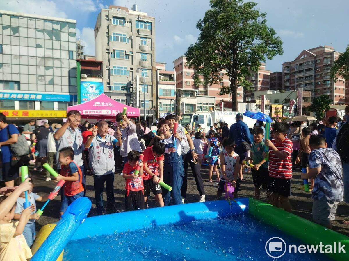 適逢重陽節前夕，立法委員陳亭妃今日下午特地在小北成功夜市舉辦「妃妃姐姐陳亭妃親水萌樂園」活動，現場人潮爆滿。 圖：陳亭妃服務處提供