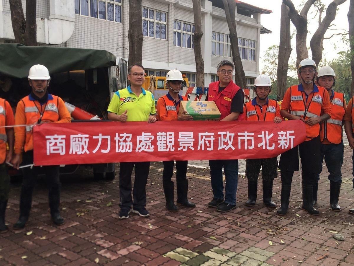 高市府感 謝新北市協力廠商支援高雄校園重建。 圖：高雄市教育局提供