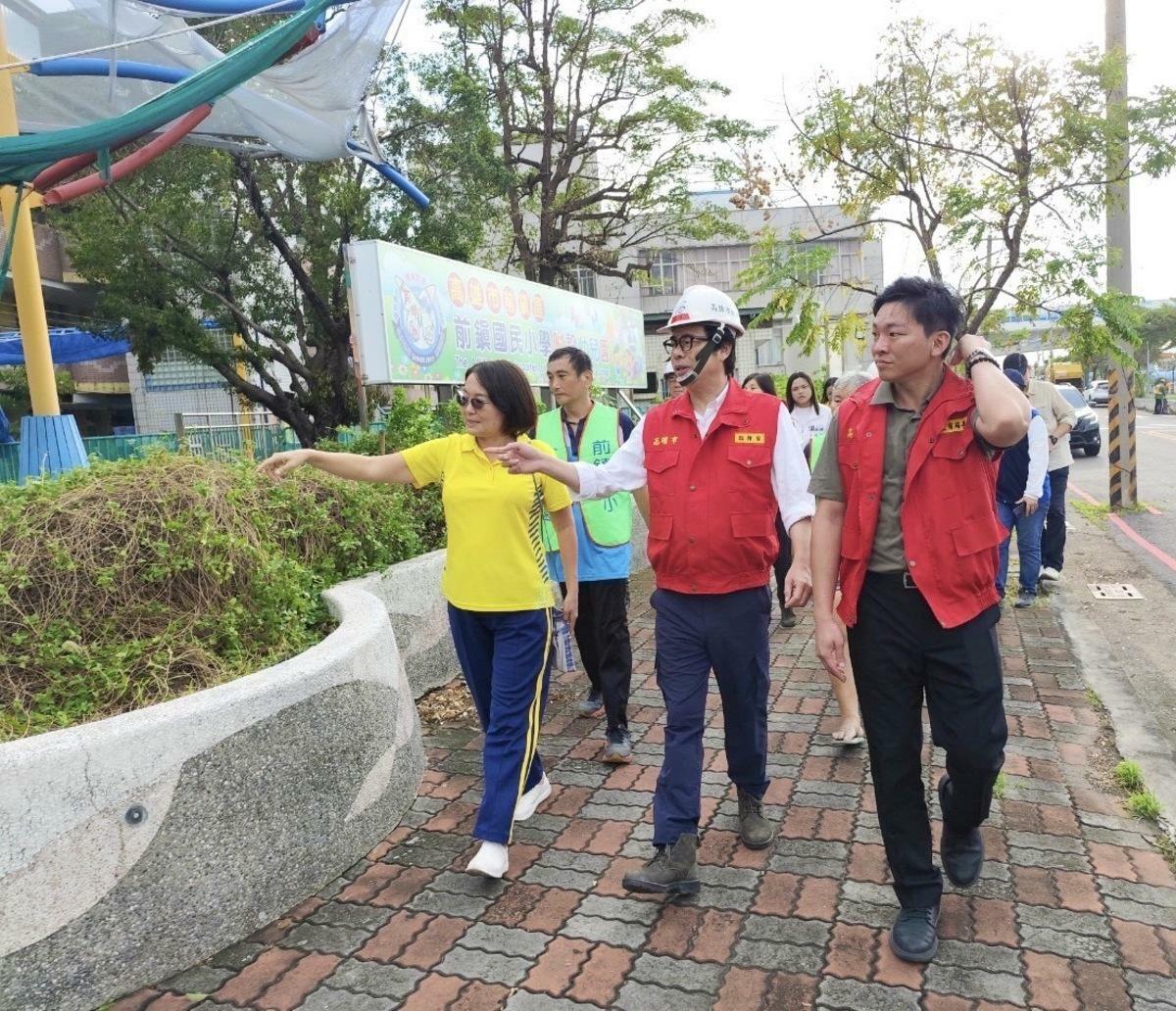 陳其邁(右二)與吳立森(右一)共同視察颱風過後校園災害復原情況。 圖：高雄市教育局提供