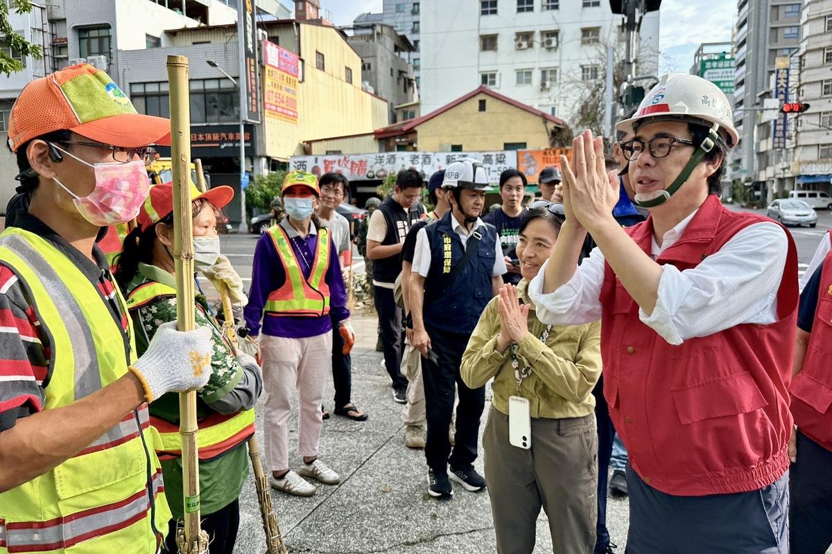 陳其邁(右一)感謝各界共同為校園重建加快腳步。 圖：高雄市教育局提供