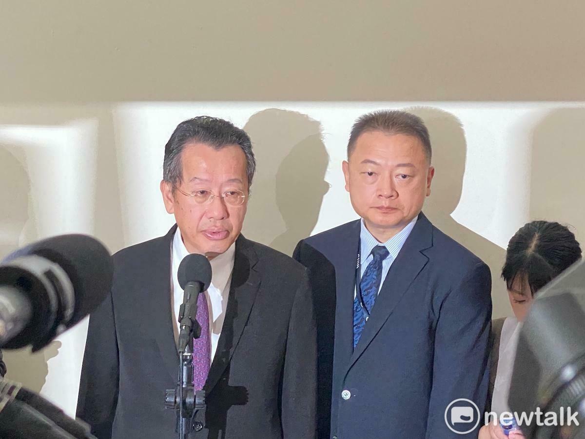 國防部長顧立雄(左) 圖：林朝億/攝