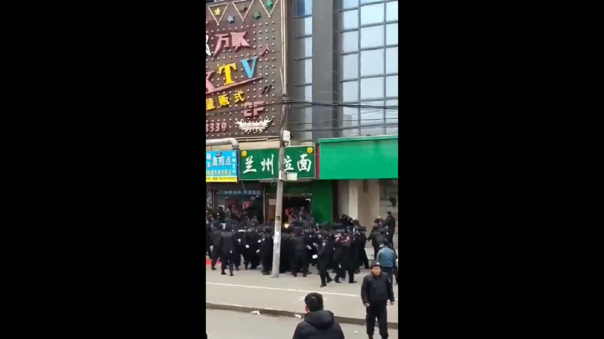 拉麵店主在面對政府強制措施下，絕望反抗。他在衝突中引燃了店內的煤氣罐，影片中大火突然驟起，引發一陣恐慌。 圖:翻攝自影片
